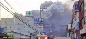  ?? YONHAP/AFP ?? Heavy grey smoke rises into the air from a fire at a hospital building in Miryang on Friday.