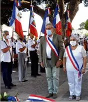  ??  ?? L’adjointe déléguée aux anciens combattant­s, Marlène Nadjarian qui présidait la cérémonie a déposé une gerbe avec Édouard Friedler maire du Beausset.