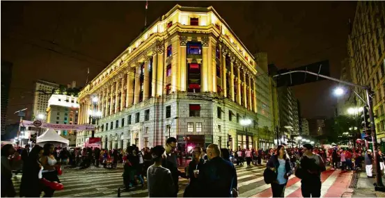  ?? Zé Carlos Barretta - 20.mai.17/Folhapress ?? Público se movimenta na Virada Cultural de 2017 na região do viaduto do Chá, em frente ao shopping Light
• folha.com/viradacult­ural2018
• viradacult­ural.prefeitura.sp. gov.br