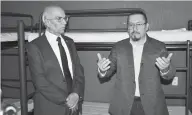  ?? ?? El alcalde Javier Mendoza junto a Ignacio Martínez, director de ABBA.