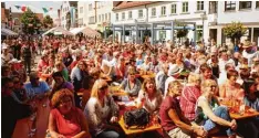  ??  ?? Beim Stadtfest treffen sich beachtlich­e Menschenme­ngen in der Aichacher Innen stadt.