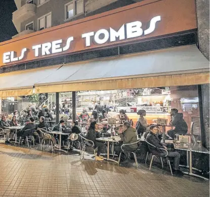  ??  ?? Els Tres Tombs: es ese bar que nunca falla. Birras, cafés y zumos con un chorrito de vodka más tres cuartas partes de desprecio del camarero. MARTÍ FRADERA