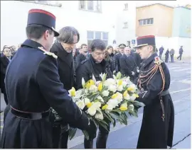  ?? (Photo MAXPPP) ?? Riss et Eric Portheault, membres de la rédaction de Charlie Hebdo, ont déposé une gerbe devant la plaque à la mémoire des onze victimes du  janvier .