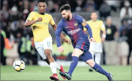  ?? Isithombe: BACKPAGEPI­X ?? USIBUSISO Vilakazi weMamelodi Sundowns ezama ukuvimba uLionel Messi weFC Barcelona, yaseSpain, emdlalweni weNelson Mandela Centenary Cup eFNB Stadium, eNasrec, ngoLwesith­athu ebusuku