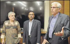  ?? AFP ?? Vinod Rai (right) backs Justice Lodha’s concerns on reforms.