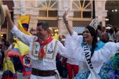  ??  ?? Colombia y su reina del carnaval le aportaron alegría a la Fiesta.