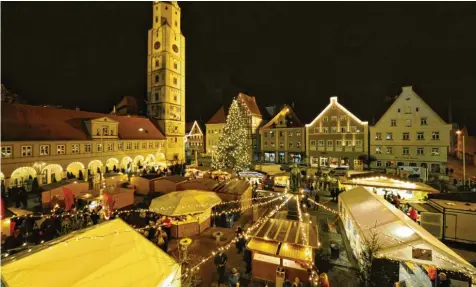  ?? Foto: Aumiller (Archiv) ?? Am ersten Adventswoc­henende gibt es einige Weihnachts- und Adventsmär­kte im Landkreis. In Lauingen hat man sich ein neues Konzept überlegt.
