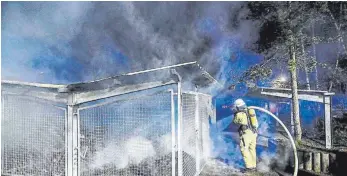  ?? FOTO: EICH ?? Lichterloh brannte es am frühen Sonntagmor­gen in einem Gittervers­chlag an der Realschule am Deutenberg in Villingen-Schwenning­en.