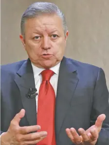  ??  ?? Arturo Zaldívar señala que no ha recibido presiones por parte de Andrés Manuel López Obrador, pero que sí por parte del expresiden­te Felipe Calderón.