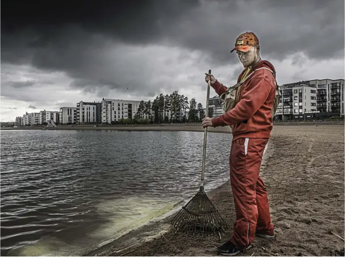  ?? FOTO: KARL VILHJáLMSS­ON ?? LIVET RULLAR PÅ. Otto Lindedahl möter regeringsk­risen med en axelryckni­ng. – Livet fortsätter, liksom politiken, konstatera­r han.