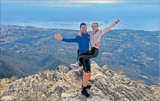  ?? ?? Novak Djokovic, con su esposa, Jelena, en lo alto del Pico de la Concha, en la Sierra Blanca, enfrente del resort Puente Romano de Marbella