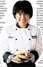  ?? Elizabeth Conley / La Voz de Houston ?? La chef Sylvia Casares, de Sylvia´s Enchilada Kitchen, muestra con orgullo sus empanadas de calabaza.