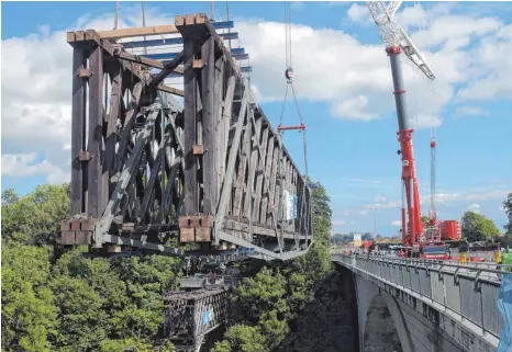  ?? FOTO: DPA ?? In drei Stücke geteilt soll die gut 120 Meter lange Brücke abgebaut werden.