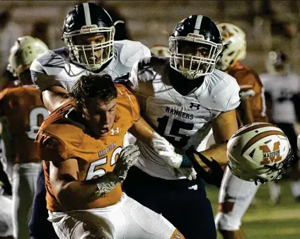  ?? Billy Calzada / Staff photograph­er ?? Madison linebacker Aaron Bowles loses his helmet during the Mavericks’ loss at Comalander Stadium on Friday night.