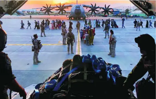  ?? REUTERS ?? Colaborado­res afganos y sus familias embarcan en el avión militar español en Kabul