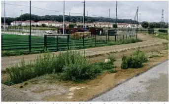  ??  ?? Les terrains synthétiqu­es ont été remis à neuf. Derrière, un bassin de rétention devrait contenir les eaux pluviales.