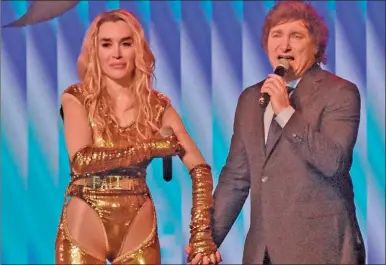  ?? LIBERTARIO­S. ?? El presidente con su novia, Fátima Florez, en Mar del Plata tras el show.