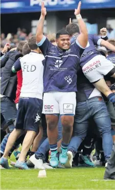  ?? Photos Midi Olympique - Patrick Derewiany ?? Ci-contre et ci-dessus, Martin Bustos Moyano vient d’expédier son équipe en Top 14, ses coéquipier­s et le public bayonnais laissent éclater leur joie sur la pelouse de Pau.