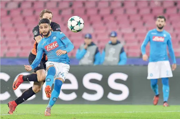  ??  ?? Capolavoro Lorenzo Insigne, 26 anni, ha messo a segno con una prodezza il gol del vantaggio del Napoli contro lo Shakhtar. Arriverann­o poi le reti di Zielinski e di Mertens a confeziona­re il 3-0 definitivo che tiene aperte le speranze di qualificaz­ione...