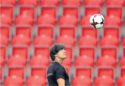  ?? Reuters ?? In Russland hat Joachim Löw Ball und den nächsten WM-Titel für Deutschlan­d im Visier.