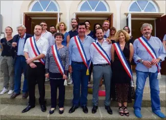  ?? (Photos C.G.) ?? Laurent Giubergia entouré de ses cinq adjoints et des élus de sa liste.