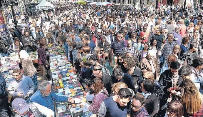  ?? MANÉ ESPINOSA ?? Ni un alfiler. La jornada festiva de ayer reunió a miles de personas en el centro de la ciudad que aprovechar­on que este año era sábado