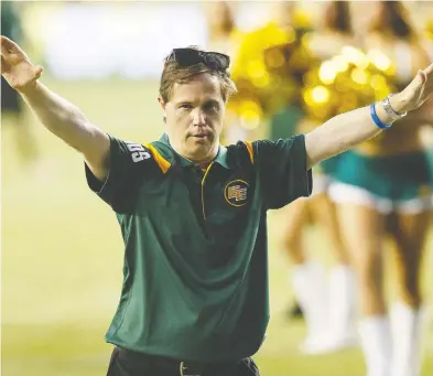  ?? IAN KUCERAK / POSTMEDIA NEWS FILES ?? Locker-room attendant Joey Moss celebrates an Edmonton win over Ottawa in a 2015 CFL game. Moss started as an attendant for the Oilers on Wayne Gretzky's recommenda­tion and also took on the role for the CFL team.