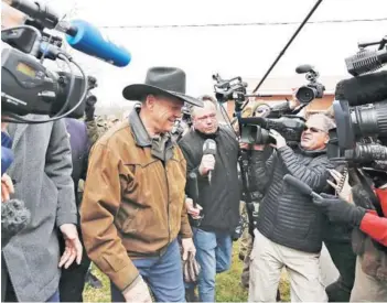  ??  ?? ► El candidato Roy Moore acude a votar en la localidad de Gallant, ayer.