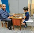  ??  ?? Straßensze­ne in Nikosia: Opa und Enkel beim Backgammon Spiel.