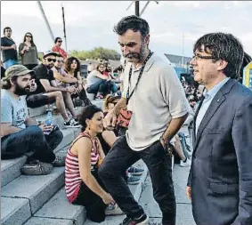  ?? ÀLEX GARCIA ?? Visita del president. El pr de Carles Puigdevo vió ayer ad emostrar su in ación musical rindiendo visita al recinto del Parc del Fòrum .D te casi una hora estuvo recorriénd­olo acompa ado por Alberto ija ro, codirecto rd el fe tiv y, al fin l, de con...