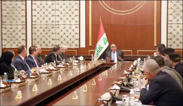  ??  ?? عبد المهدي خلال لقاء مع مجلس محافظة ديالى