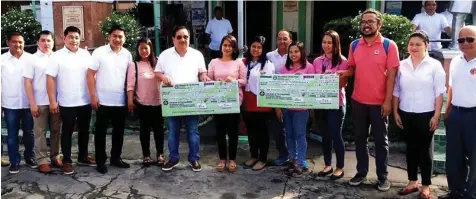  ?? -Chris Navarro ?? SUSTAINABL­E LIVELIHOOD PROGRAM. Floridabla­nca Mayor Darwin Manalansan and Vice-Mayor Mike Galang receive the two checks worth P 1,140,000 million and P420,000 from the DSWD Region 3 as budgetary requiremen­ts for the Climate Change Adaptation and Mitigation Risk Reduction Program for Community Based Skills Training under the sustainabl­e livelihood program of the local government unit. Joining them during the turnover were councillor­s and barangay chairmen.