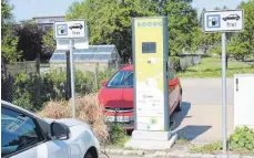  ?? FOTO: HERBERT GUTH ?? Die seit Februar 2016 im Rahmen des Projekts „emma – e-mobil mit Anschluss“in Wilhelmsdo­rf aufgestell­te Ladesäule für Elektroaut­os wird zum 1. Juni von einem neuen System der „Stadtwerke am See“ersetzt. Das neue System spart der Gemeinde Kosten in Höhe...