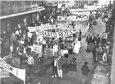  ??  ?? Estudiante­s protestan con pancartas durante la Marcha del Silencio, en su paso por avenida 5 de Mayo, en el Centro Histórico de la ciudad.