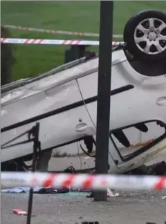  ?? POLITIFOTO ?? 20- årige Sahin Gümüs’ Toyota Aygo kørte ind en mur og landede på taget.