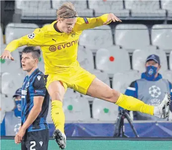  ?? FOTO: BRUNO FAHY/DPA ?? Hoch soll er leben: Erling Braut Haaland feiert sein 2:0 mit einem Luftsprung.