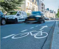  ??  ?? Die Fahrradspu­r führt momentan in Gegenricht­ung des Autoverkeh­rs.