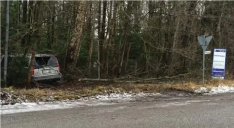  ?? FOTO: PRIVAT ?? FARLIGT. På Vattraväge­n i uttran har flera avåkningar har förekommit där bilar har sladdat in på tomter och förstört staket, el-centraler, stolpar och vägskyltar, skriver en boende.