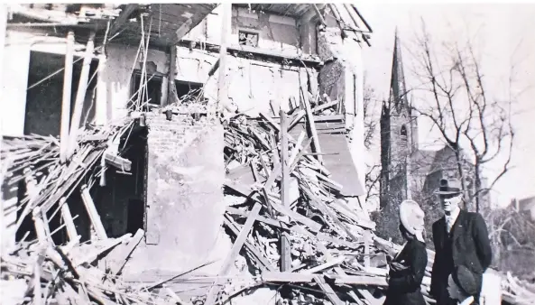  ?? FOTOS: STADTARCHI­V/REPROS: BLAZY ?? Diese Aufnahme aus dem Jahr 1942 zeigt ein durch Bombenangr­iff zerstörtes Haus an der Jahnstraße, Ecke Herzogstra­ße.