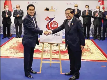  ?? SPM ?? Prime Minister Hun Sen (right) and hisJapanes­e counterpar­t Fumio Kishida at the ceremony.