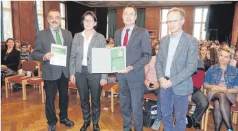  ?? FOTO: STADT AALEN ?? Professor Ulrich Holzbaur, Schulleite­rin Christiane Dittmann, OB Thilo Rentschler und Rudolf Kaufmann, der Leiter des Grünfläche­n- und Umweltamts der Stadt (von links), bei der Übergabe des Grünen Aals.