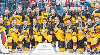  ?? FOTO: IMAGO/WU ZHUANG ?? Silber ist manchmal irgendwie auch Gold. Die Eishockey-Nationalma­nnschaft hat mit dem Erreichen des Olympische­n Finales bereits ihren größten Erfolg gefeiert.