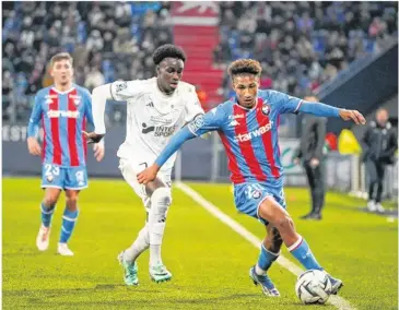  ?? Romain Bouillon ?? Noé Lebreton n’a pas hésité à participer offensivem­ent au jeu du Stade Malherbe.