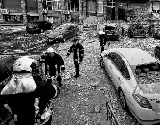  ?? REUTERS ?? Firefighte­rs work May 30 in Kyiv near cars damaged during a massive Russian drone strike, amid Russia’s attack on Ukraine.