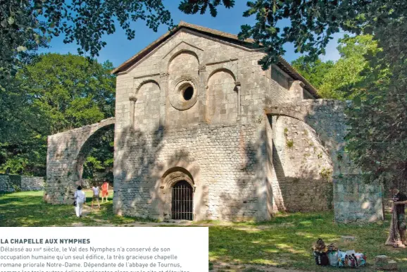  ??  ?? Bien qu’à l’écart du village, le Val des Nymphes et sa chapelle romane attirent les visiteurs en quête de fraîcheur.