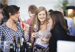  ??  ?? Les jeunes femmes se passionnen­t de plus en plus pour les beaux vins.