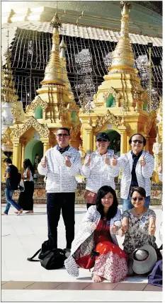  ??  ?? The eight Chinese artists visit Myanmar’s landmark stupa Shwedagon Pagoda in Yangon, which later became a source of inspiratio­n for their art creation.