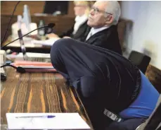 ?? FOTO: DPA ?? Späte Reue: Der Angeklagte sitzt mit einer Jacke überm Kopf neben seinem Verteidige­r Klaus Malek.