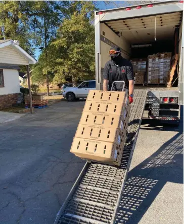  ?? (Pine Bluff Commercial/Byron Tate) ?? Four hundred turkeys were delivered Thursday morning to Neighbor to Neighbor. Carlton Saffa, chief market officer with the Saracen Casino Resort, organized the donation.