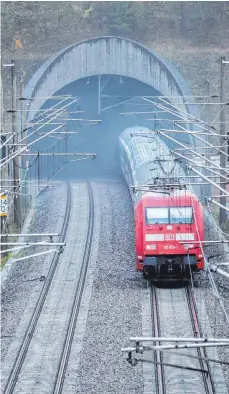  ?? FOTO: CHRISTOPH SCHMIDT/DPA ?? Um die Reaktivier­ung von alten Schienenst­recken voranzutre­iben, hat das Land eine vergleiche­nde Potenzialu­ntersuchun­g gemacht.